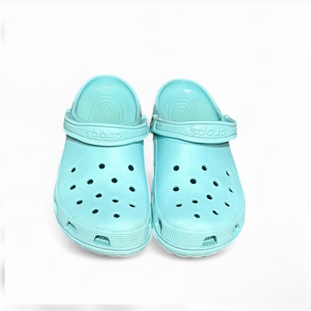 M/8 W/10 light blue crocs slightly worn